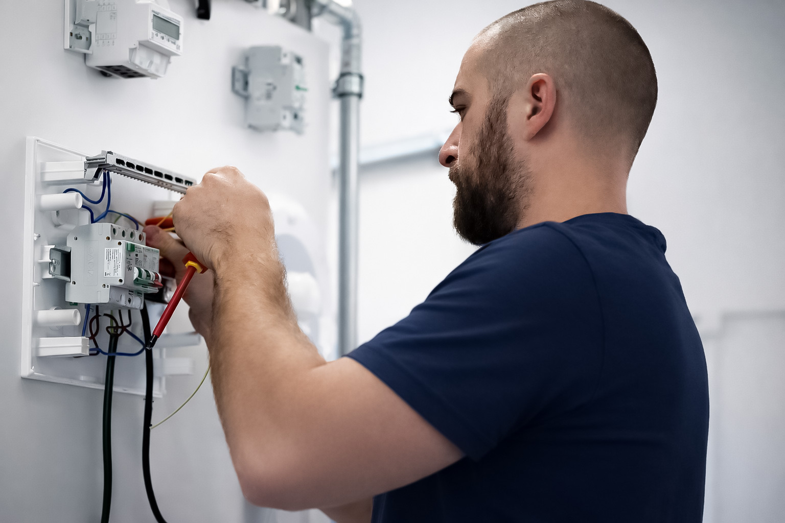 Elektrikář zapojuje rozvaděč při praktickém výcviku ve Voltimu