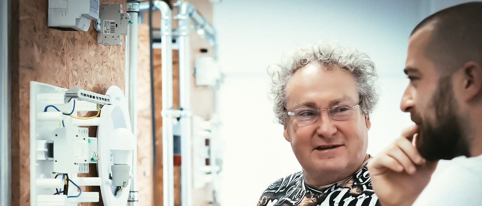 Lektor Voltimo vysvětluje účastníkovi zapojení na výukovém panelu