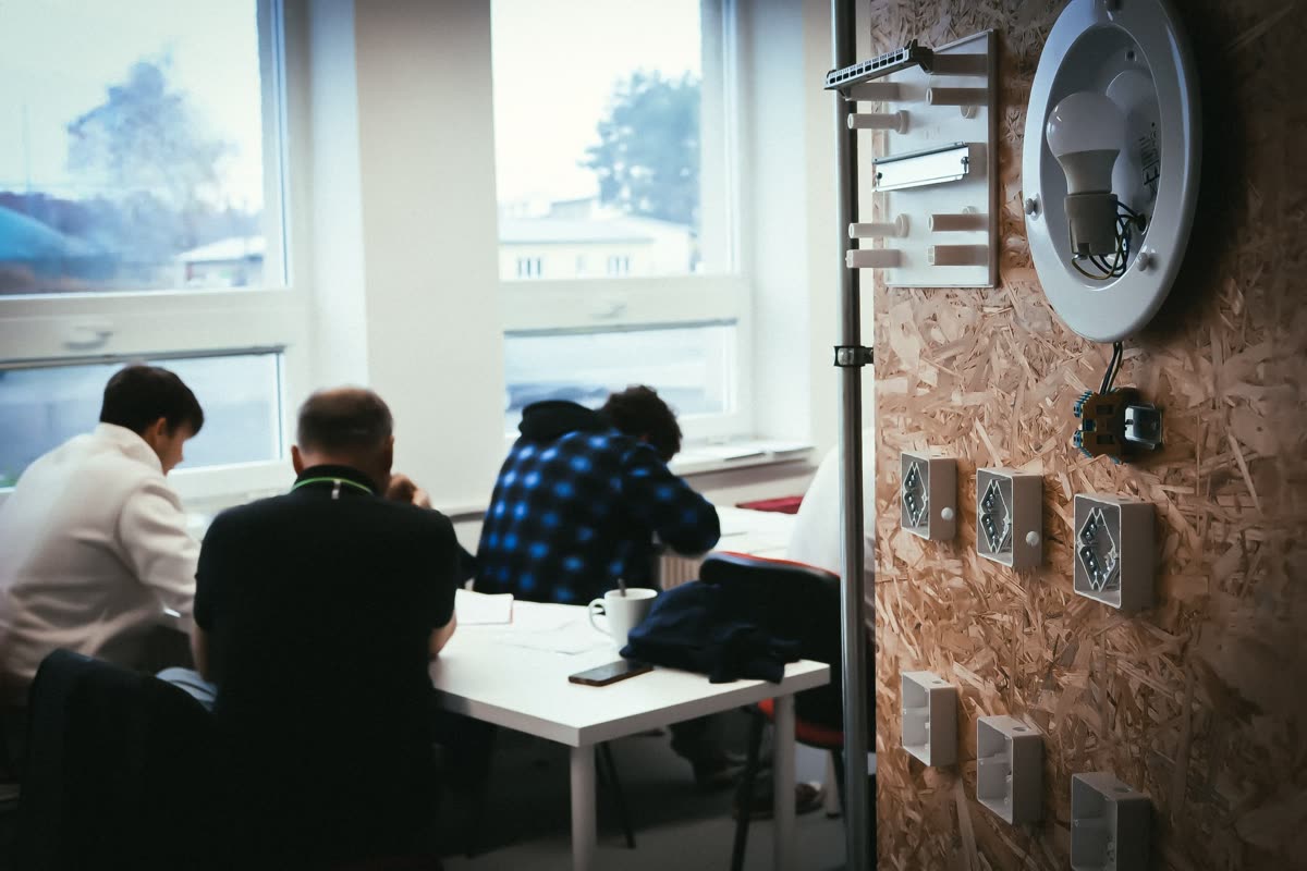 Účastníci rekvalifikačního kurzu Voltimo při teoretické výuce